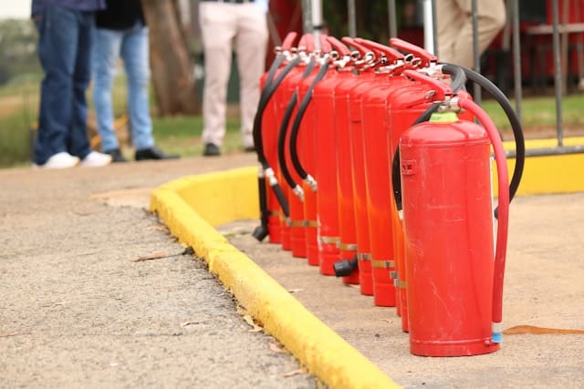 Reihe von roten Feuerlöschern im Außenbereich.