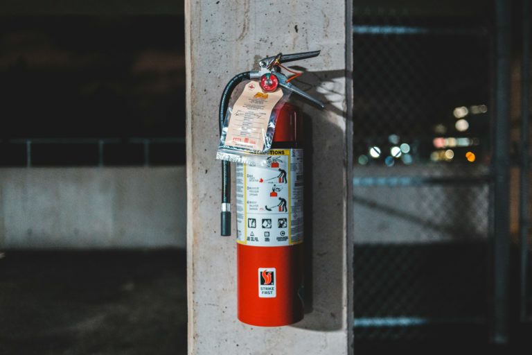 Feuerlöscher in einer industriellen Umgebung montiert.