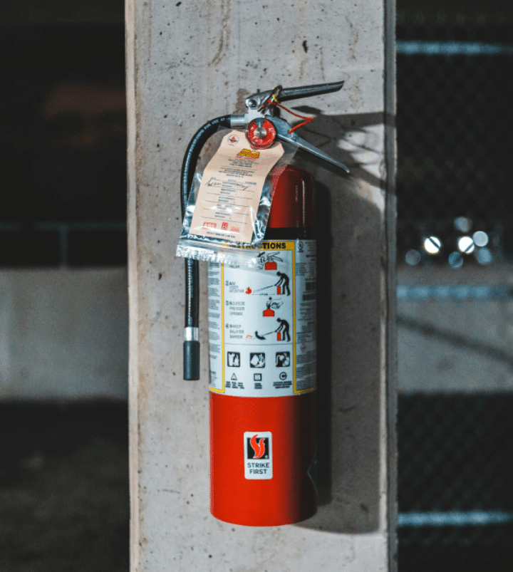 Technisch detaillierter Feuerlöscher in Industrieumgebung.