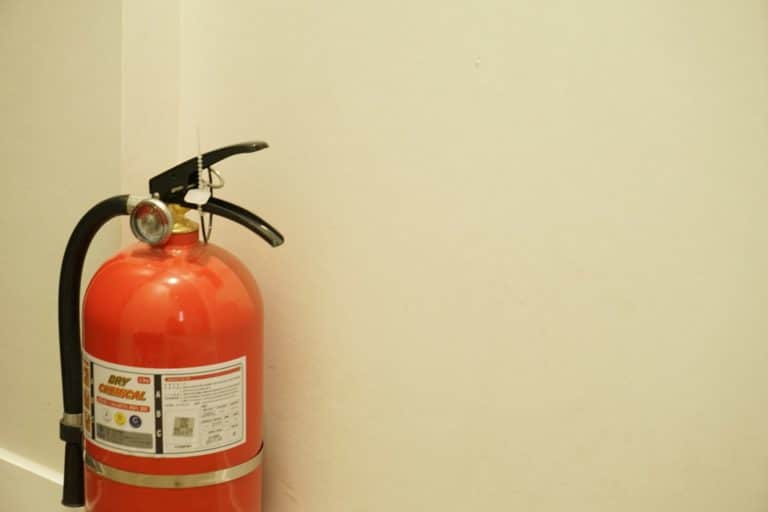 Nahaufnahme eines Feuerlöschers mit Düse und Etikett.