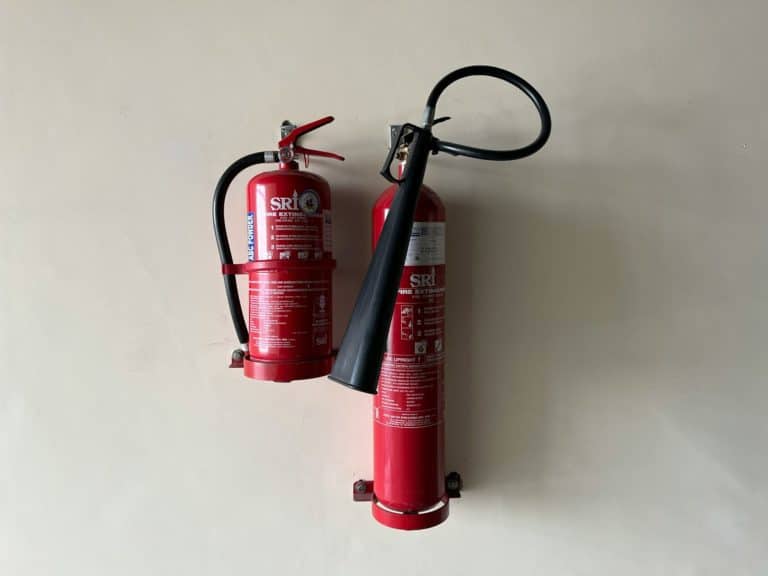 Zwei unterschiedliche Feuerlöscher auf weißem Hintergrund.