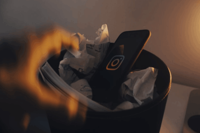 Ein Smartphone mit dem Instagram-Logo auf dem Bildschirm.